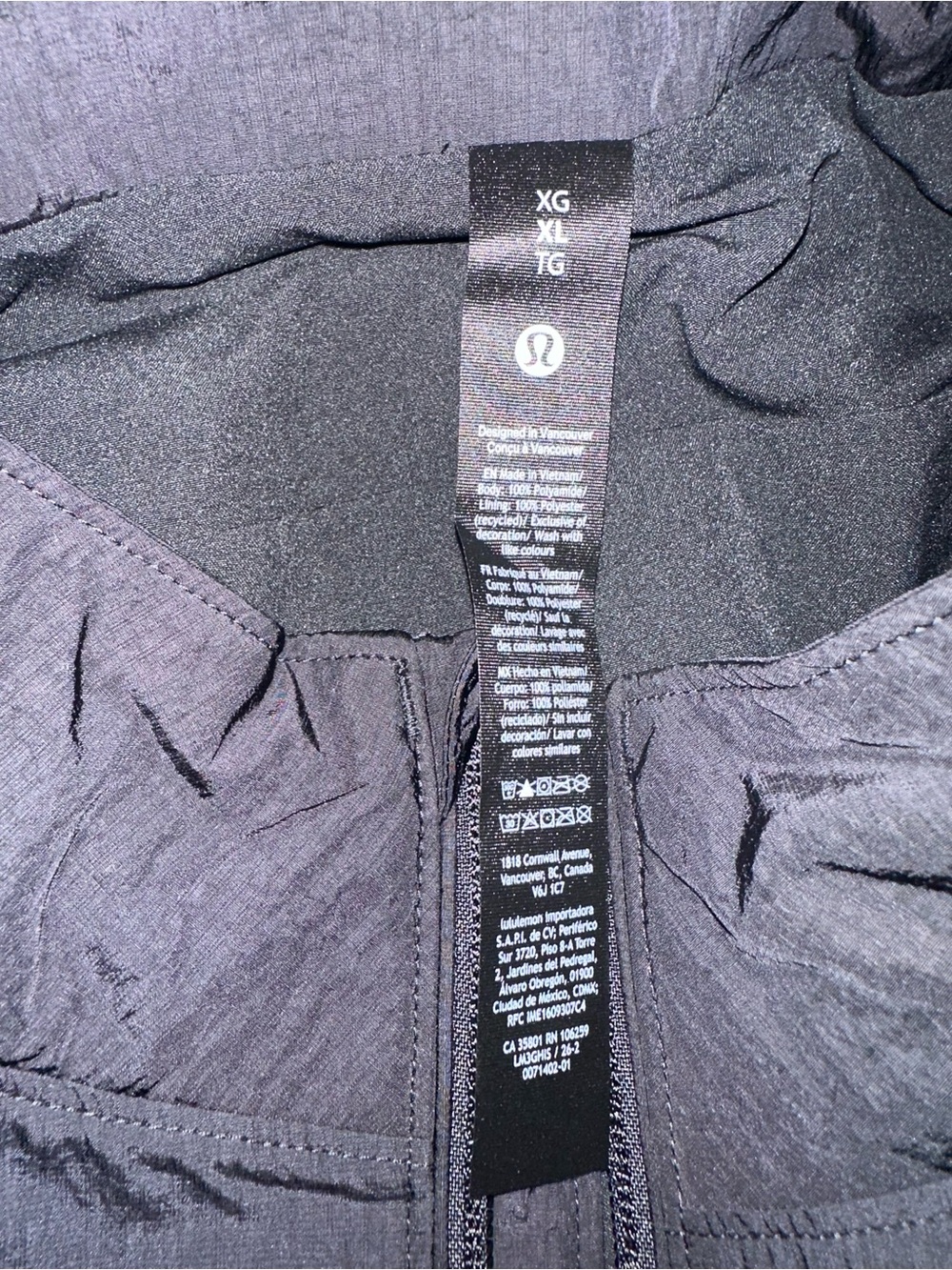 lululemon athletica Men's Black Windbreaker with Dark Gray Panels - Picture 4 of 4